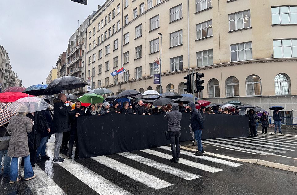 VIDEO Incident tokom blokade u Beogradu: Došlo do tuče, udarena novinarka