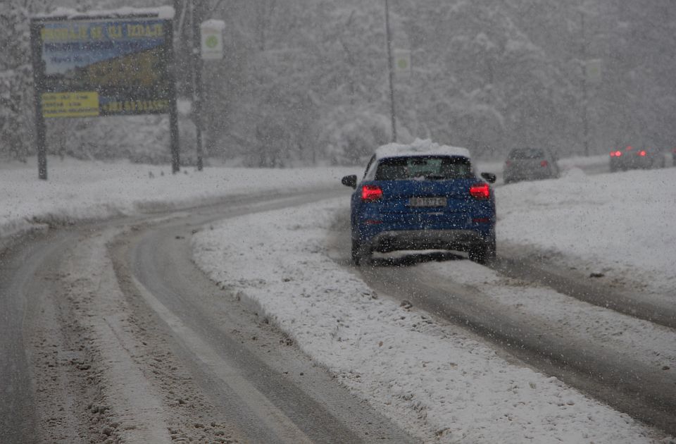 Više od 10.000 ljudi u Srbiji bez struje zbog snega