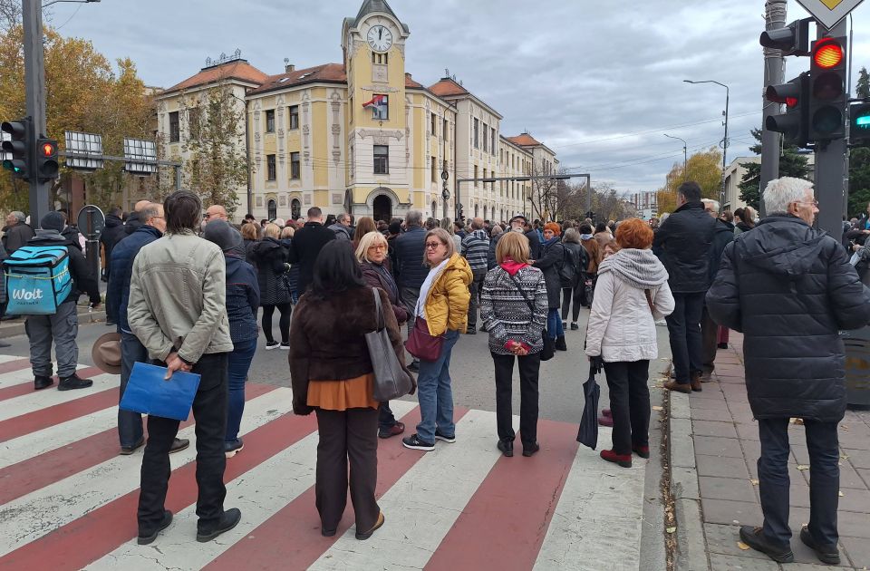 Građani širom Srbije odali počast poginulima na novosadskoj Železničkoj stanici