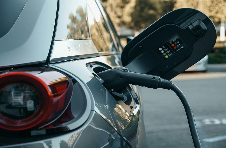 Punjači za električne automobile u Novom Sadu: Ima li ih dovoljno i gde se nalaze?