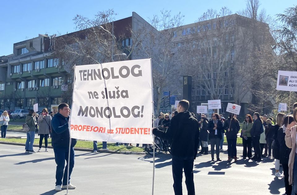 FOTO, VIDEO: Profesori na tri sata blokirali raskrsnicu kod kampusa