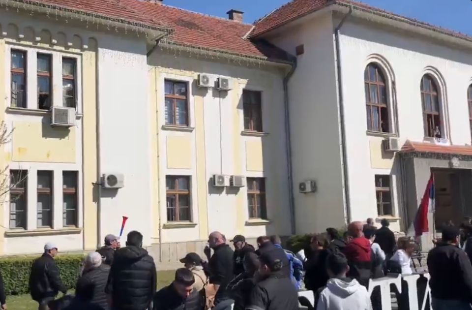 VIDEO: Napeto kod Skupštine Bogatića: Građani razbili prozore, gađali zgradu životinjskim izmetom