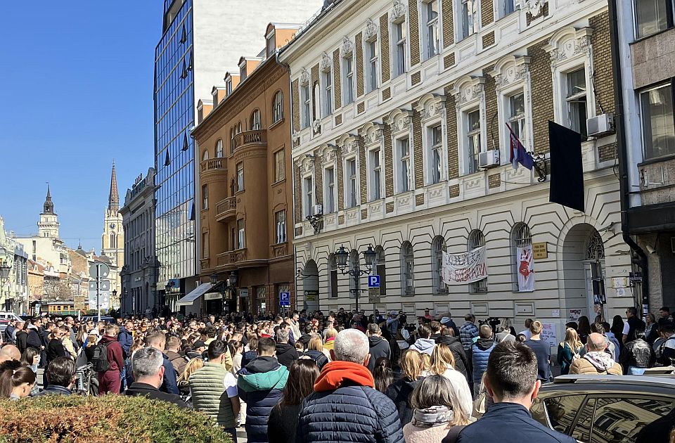 Odavanje pošte Vukašinu ispred škole "Svetozar Miletić" u 23 časa