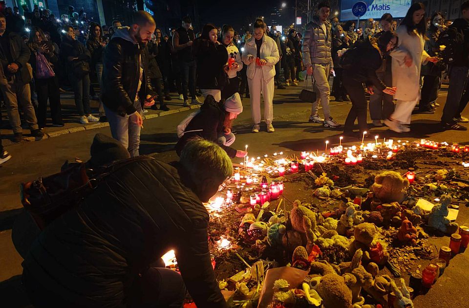 VIDEO: Hiljade Novosađana u tišini odalo počast Vukašinu - 16. žrtvi pada nadstrešnice