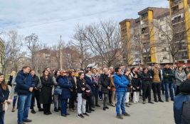 UŽIVO: Roditelji i nastavnici se priključuju protestu studenata i advokata ispred novosadskog suda