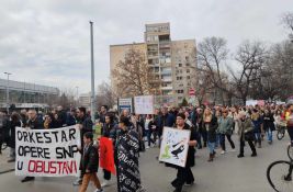 UŽIVO Kolona nastavnika, roditelja, đaka, studenata i advokata krenula od suda do Pravnog fakulteta