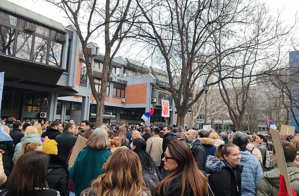 FOTO, VIDEO: Podrška studentima na skupu đaka, advokata, roditelja i prosvetara kod Pravnog