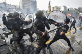 VIDEO U Argentini haos: Policija vodenim topovima i suzavcem na građane koji protestuju 