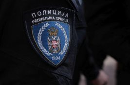 Maloletnici u Zmajevu ukrali automobil, pa njime uništili mobilijar kod groblja u Ravnom Selu