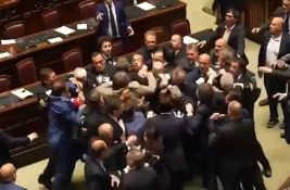 VIDEO: Tuča u italijanskom parlamentu, poslanika izneli u kolicima