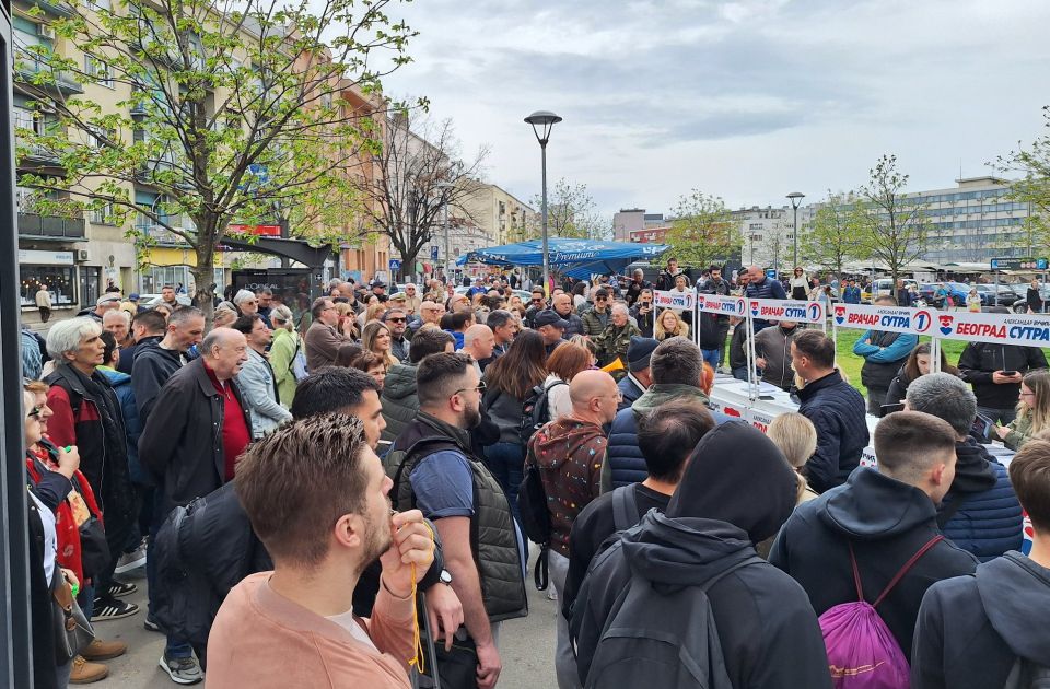 VIDEO Građansko-politički maraton: Posle 12 sati protesta građana, aktivisti SNS sklanjaju štandove