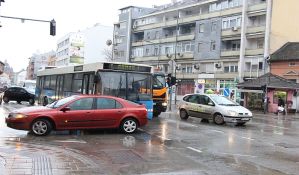 FOTO: Sudar gradskog autobusa i automobila u centru grada