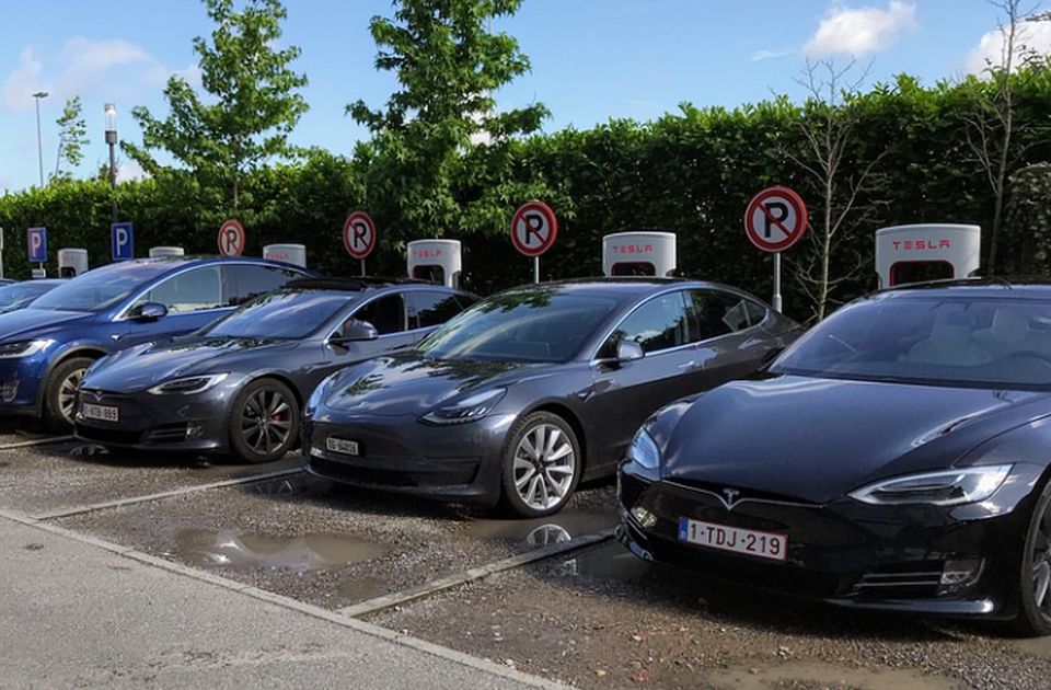 Tesla opozvala oko 240.000 vozila zbog problema sa kamerom