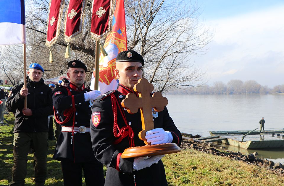 Plivanje za Časni krst 19. januara u Beočinu, u toku prijave