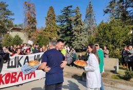 UŽIVO: Studenti stigli do Instituta u Sremskoj Kamenici - dočekali ih lekari