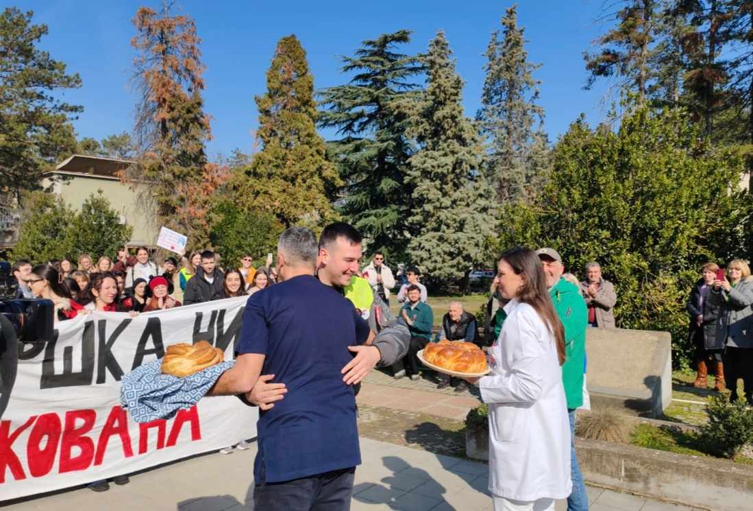 VIDEO: Posluženje za studente ispred Instituta u Kamenici, govor, pa peške nazad - ali trotoarom