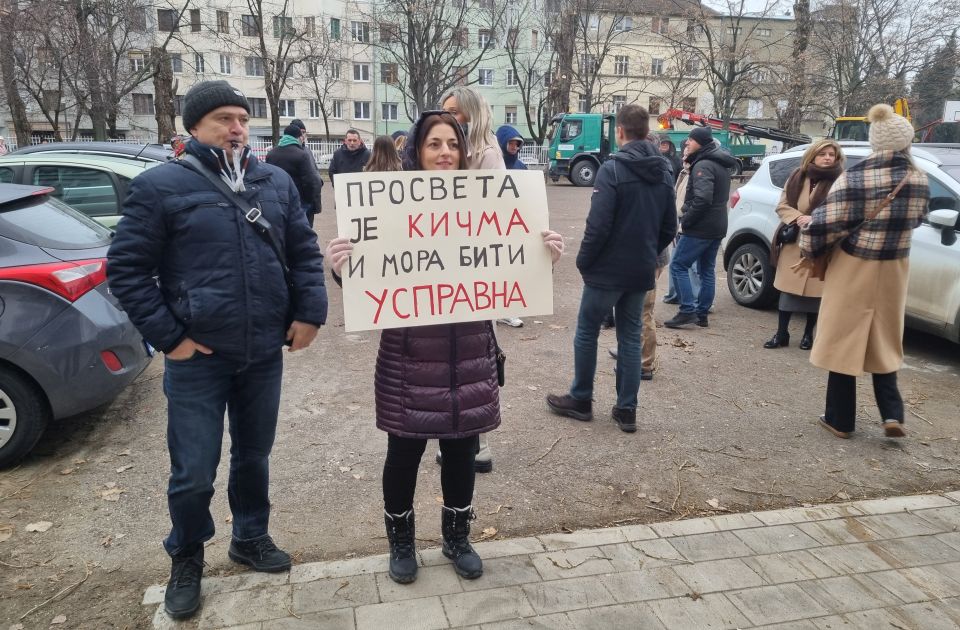 Četvoročasovni protest profesora osnovnih, srednjih škola i fakulteta danas ispred ministarstva