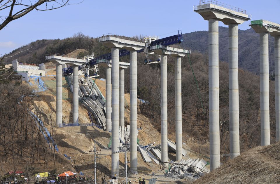 FOTO, VIDEO: Srušio se nadvožnjak u izgradnji u Južnoj Koreji, poginula tri radnika