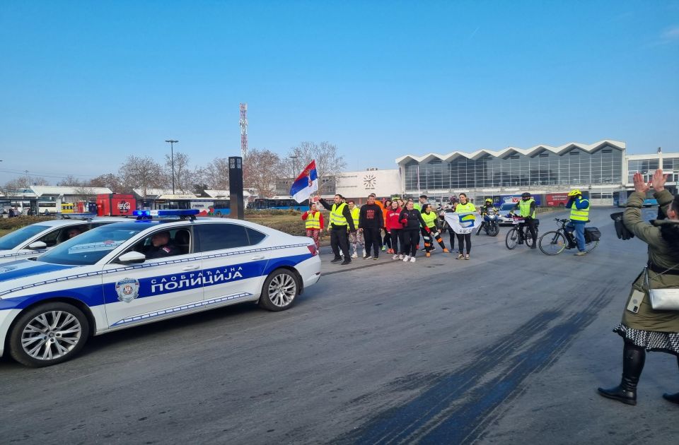 FOTO, VIDEO: Novosadski profesori krenuli u štafetnu trku ka Beogradu - 