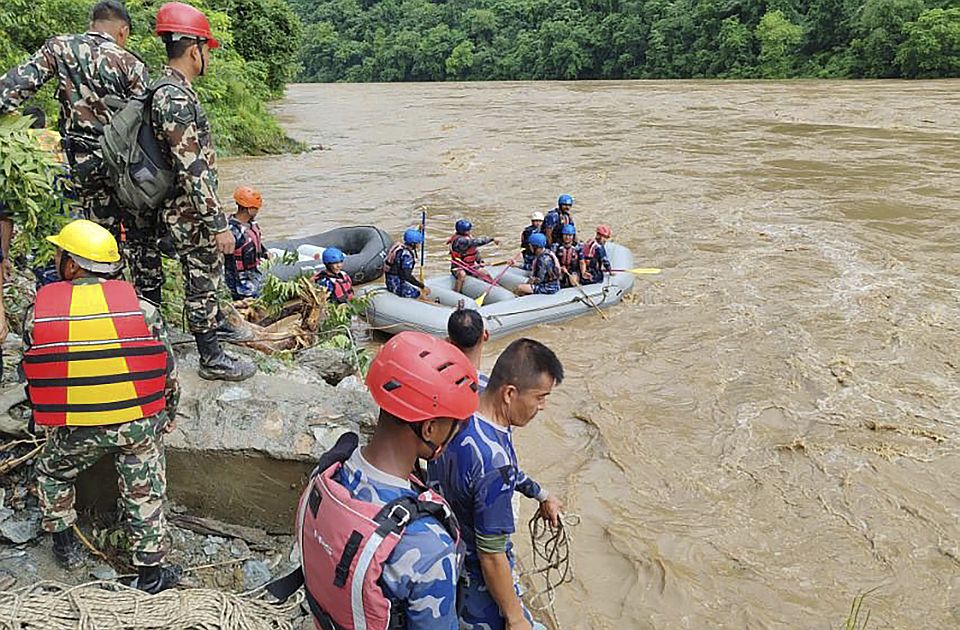 Najmanje 66 osoba nestalo u klizištu u Nepalu