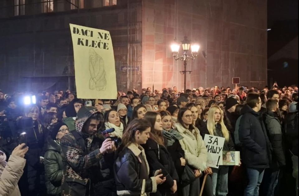 VIDEO Održan javni čas ispred Jovine gimnazije: Traži se ostavka direktora