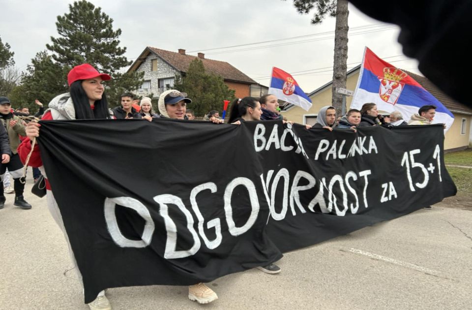 FOTO, VIDEO Đaci pešaci Bačke Palanke stigli u Bač pa se posle zajedno okupili u Palanci na protestu