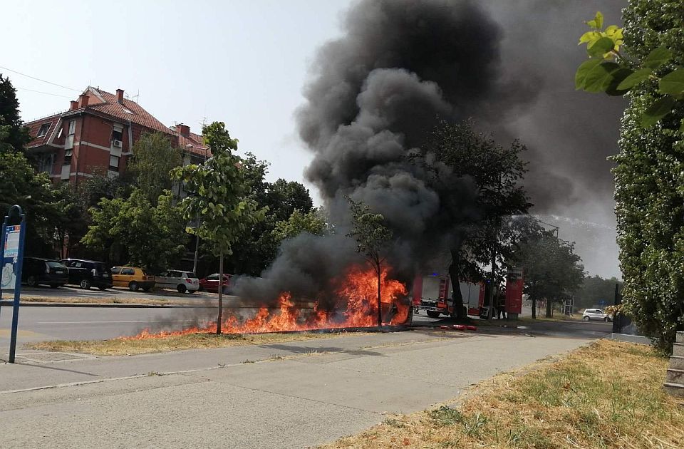 FOTO: Izgoreo automobil na Novom naselju, žena i dete na vreme izašli iz kola