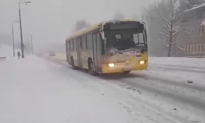 VIDEO: Sneg paralisao BiH, dva autobusa sletela sa puta