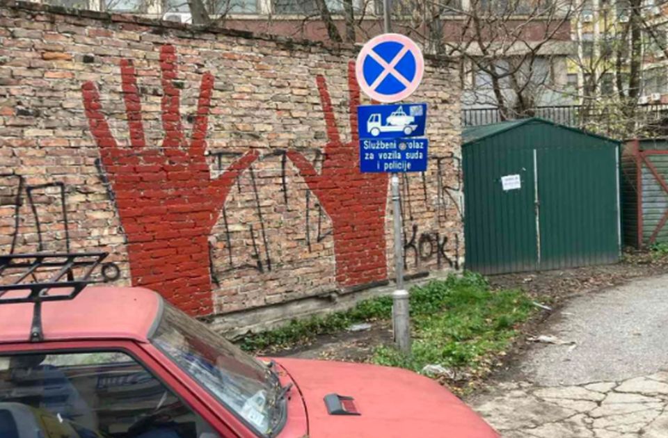 FOTO Mural "krvavih ruku" i u dvorištu zgrade novosadskog suda: "Uvek ih podsećati da su krivi"