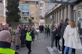 VIDEO: Policija ne pušta građane na sednicu Skupštine Vlasotince, zgrada zasuta jajima