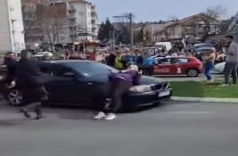 VIDEO Automobilom naleteo na građane u Žarkovu: Više povređenih, vozač pobegao