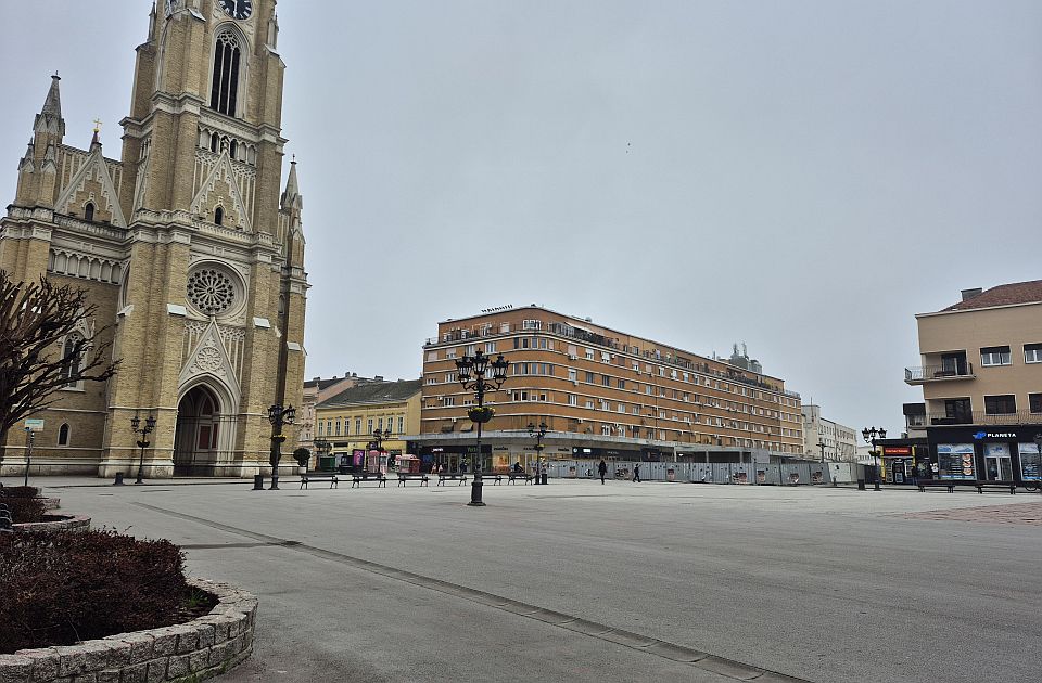 FOTO, VIDEO: Prazan centar Novog Sada uoči protesta u Beogradu