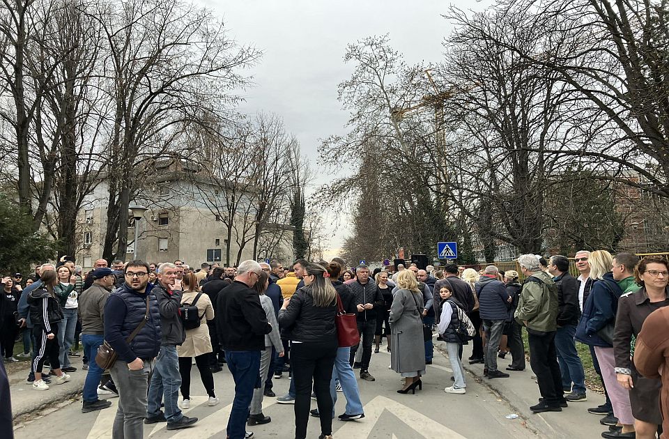 FOTO, VIDEO: Skup roditelja koji traže povratak dece u škole ispred OŠ 