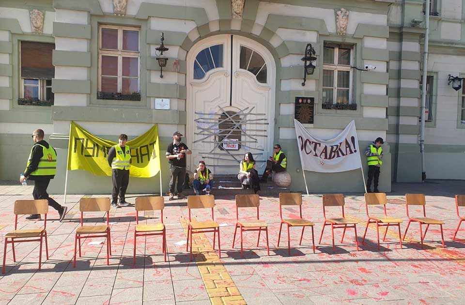 Zaposleni zaključani u Gradskoj kući u Zrenjaninu: Studenti ispred, policija i obezbeđenje u zgradi