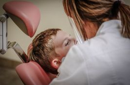 Karijes kod dece velik problem, strah od odlaska kod stomatologa nanosi samo još veću štetu