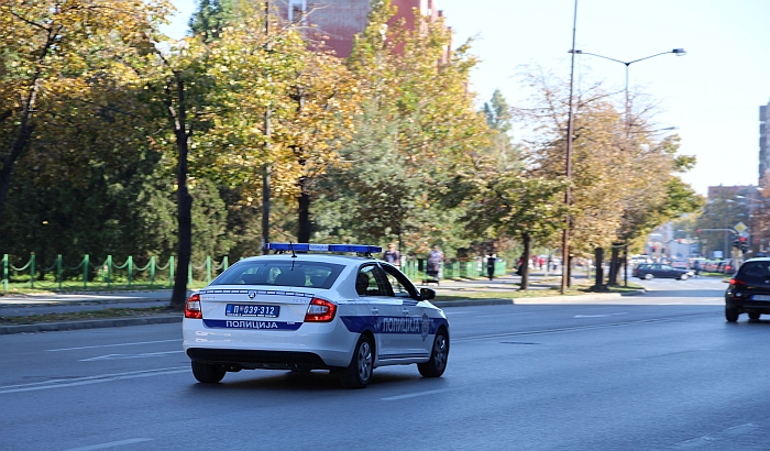 Pištoljem pretio radnici prodavnice i ukrao novac