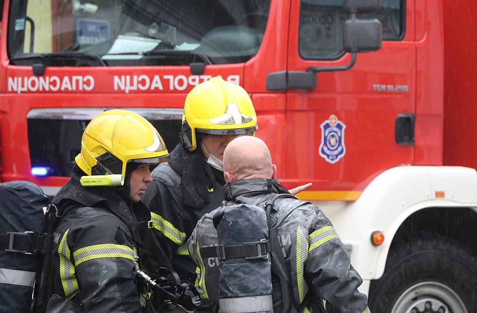 Eksplozija u kući u Zrenjaninu, hitne službe na terenu, žena zarobljena u ruševinama