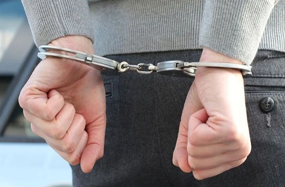 Maloletnik uhapšen u Sremskoj Mitrovici, krao novčanike iz ruku žena