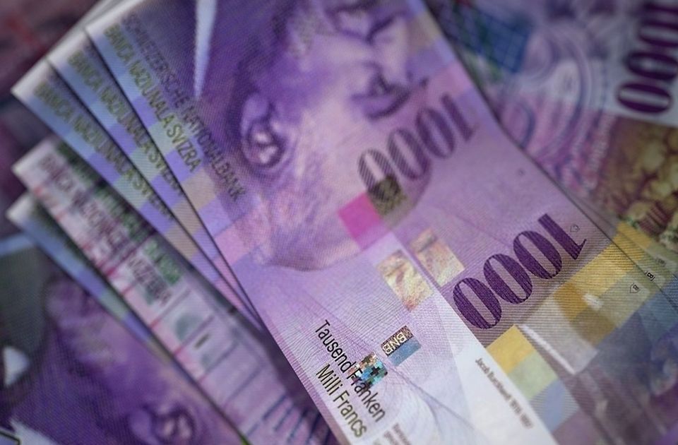 Švajcarska zamrzla oko 7,7 milijardi švajcarskih franaka koji pripadaju Rusima
