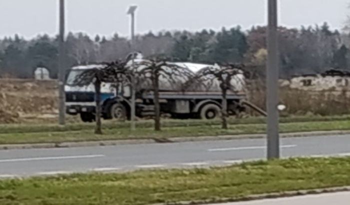 FOTO: Divlje pražnjenje fekalija iz cisterne na Bulevaru Evrope