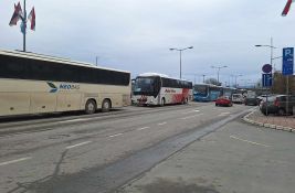 VIDEO: U Novom Sadu veliki broj autobusa za prevoz na miting SNS-a u Sremskoj Mitrovici 