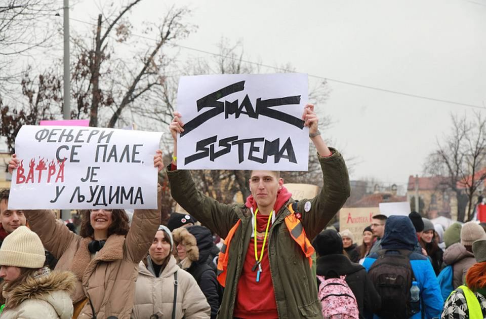 AP o paralelnim skupovima u Srbiji: Studenti protestuju, Vučić reciklira nacionalističke teme