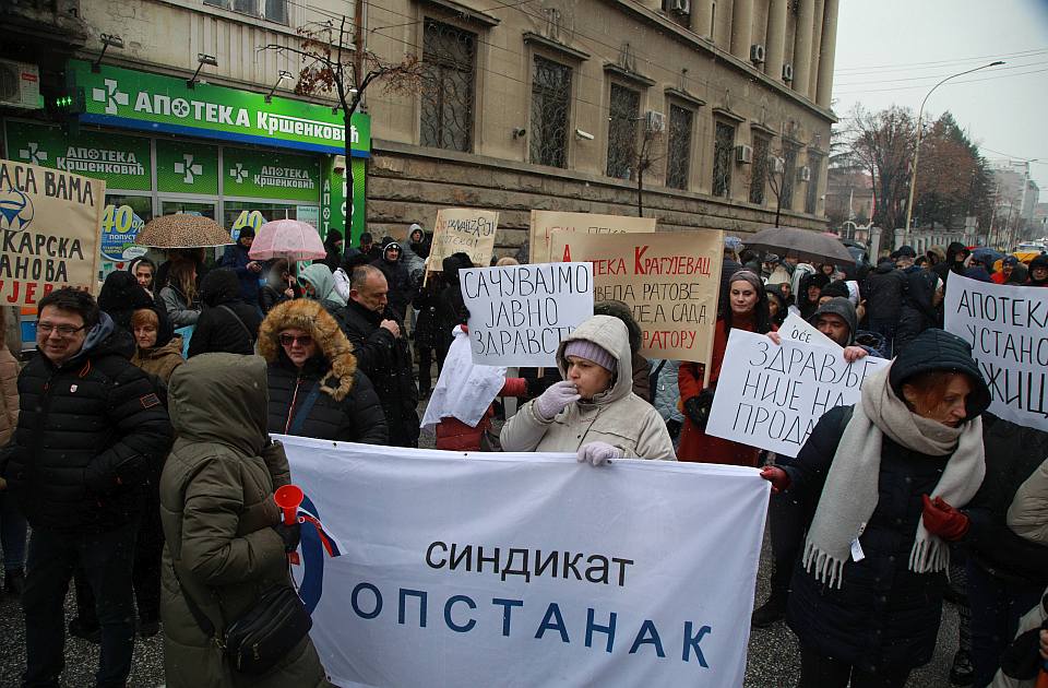 U Kragujevcu održan protest apotekara, traže da se zaustavi prodaja državnih apoteka 