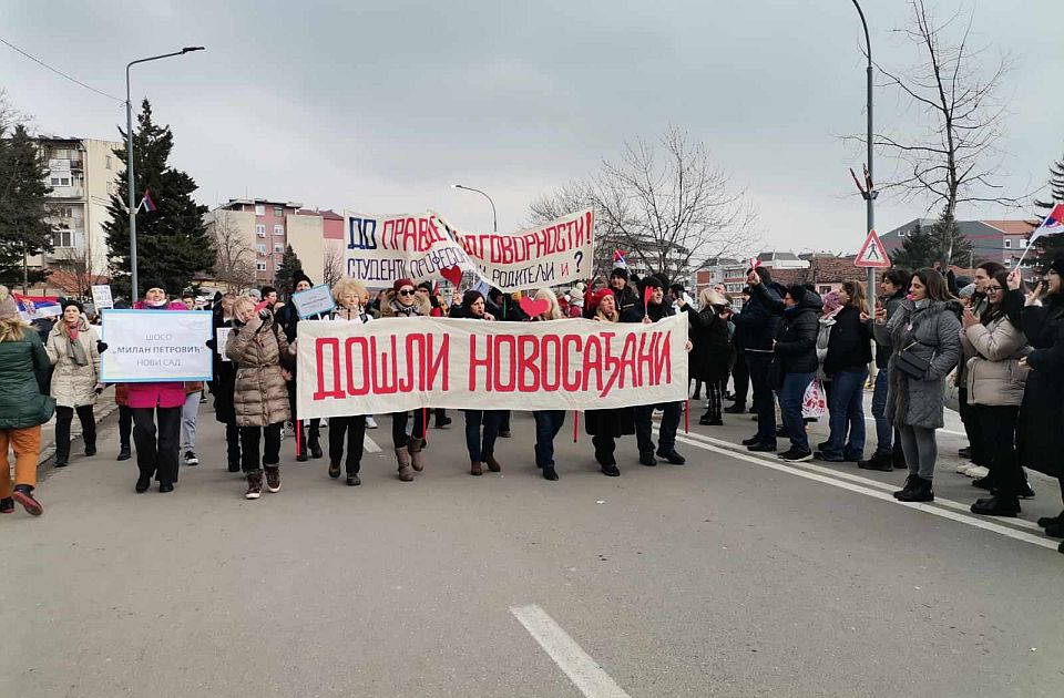 UŽIVO Protest u Kragujevcu: U toku blokada duga 15 sati, studenti u koloni razvili Sretenjski ustav