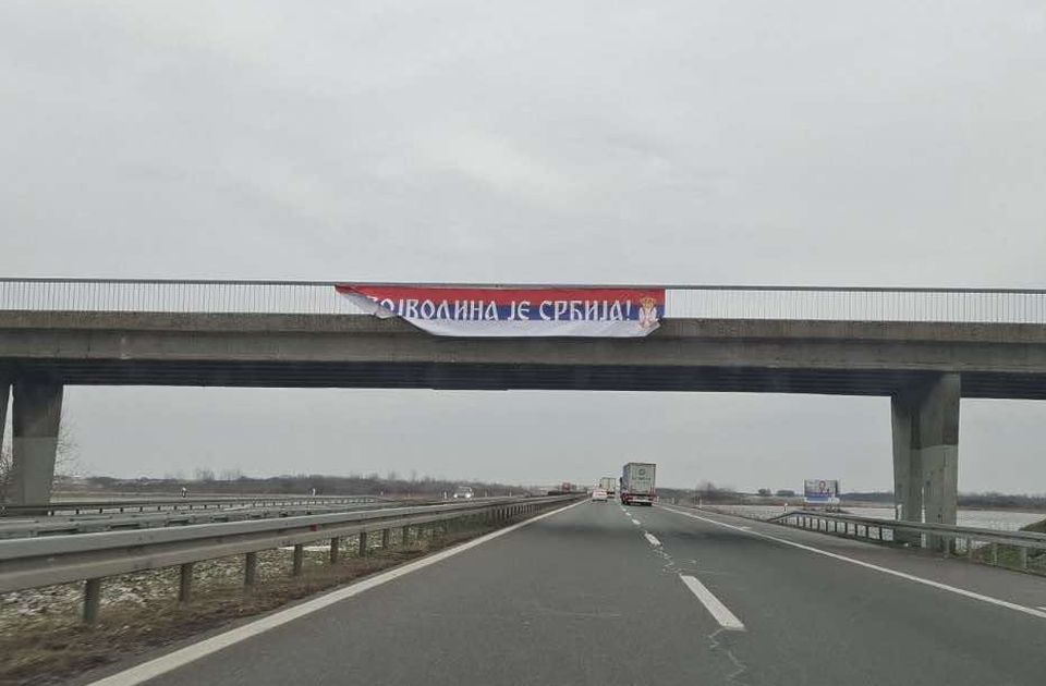 FOTO: Duž auto-puta transparenti "Vojvodina je Srbija"