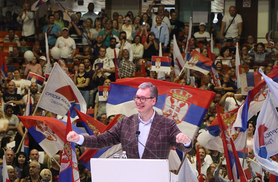 Naprednjački skup u Sremskoj Mitrovici - kliče se Vučiću