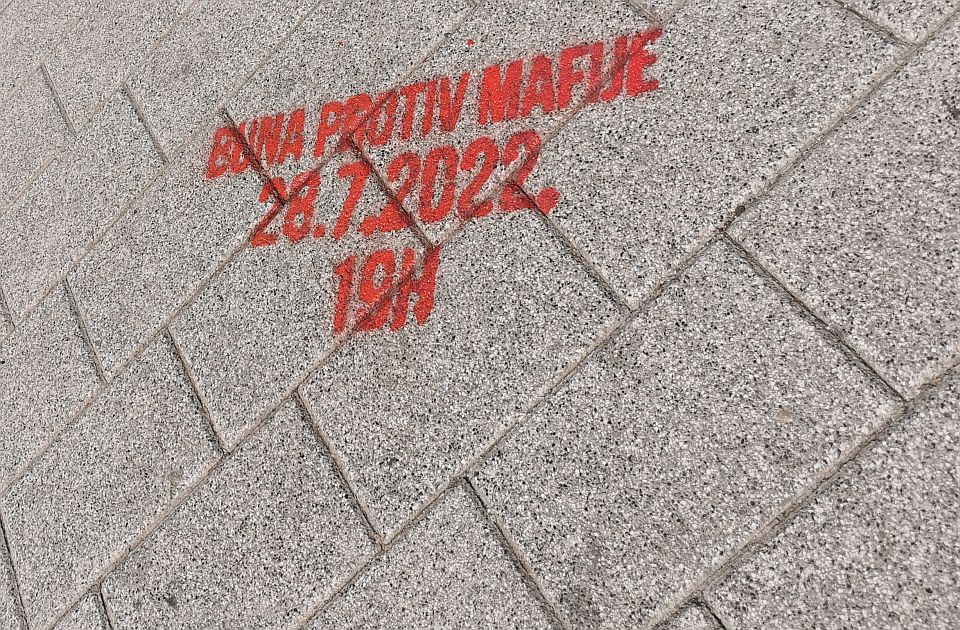 FOTO: Po Novom Sadu ispisani pozivi na protest "Buna protiv mafije", deo grafita prekrečen