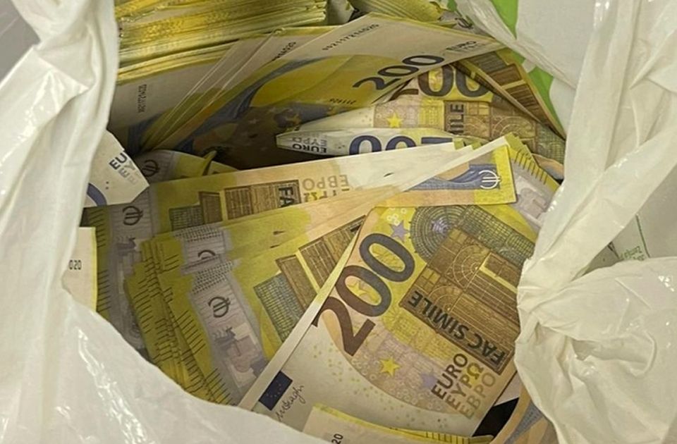 Četiri osobe uhapšene zbog sumnje da su kriptovalute zamenili sa lažnim novcem od 200.000 evra 