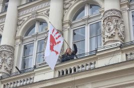 FOTO: Opozicija zauzela Gradsku kuću u Novom Sadu, istaknuta zastava sa krvavom šakom