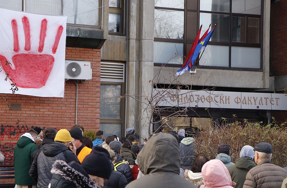 Štrajk u kragujevačkoj gimnaziji do ispunjenja studentskih zahteva, u Čačku skup podrške profesoru